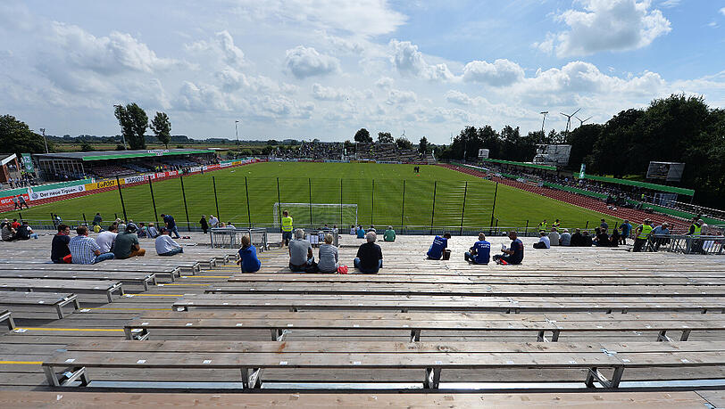 Auch vor zwei Jahren fürs Pokal-Erstrundenspiel gegen Borussia Mönchengladbach baute der SV Drochtersen/Assel im Kehdinger Stadion Zusatztribünen auf. Auch vor zwei Jahren fürs Pokal-Erstrundenspiel gegen Borussia Mönchengladbach baute der SV Drochtersen/Assel im Kehdinger Stadion Zusatztribünen auf.