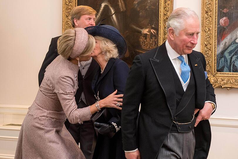 Schmatzer IV: Königin Maxima von den Niederlanden begrüßt Herzogin Camilla