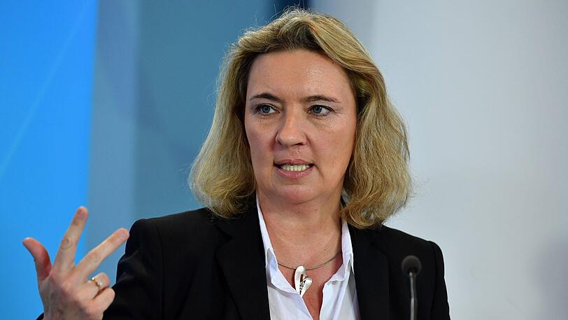 Die Fahrverbots-Strafen für Tempovergehen seien zu streng, meint Bayerns Verkehrsministerin Kerstin Schreyer (CSU).