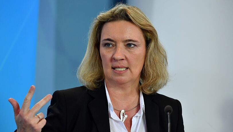 Die Fahrverbots-Strafen für Tempovergehen seien zu streng, meint Bayerns Verkehrsministerin Kerstin Schreyer (CSU). Die Fahrverbots-Strafen für Tempovergehen seien zu streng, meint Bayerns Verkehrsministerin Kerstin Schreyer (CSU).