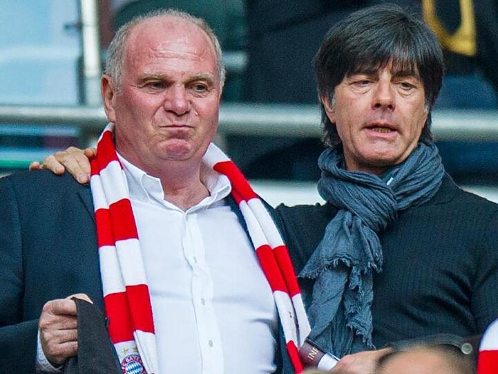 Uli Hoeneß (l) wollte Bundestrainer Joachim Löw Trubel ersparen.