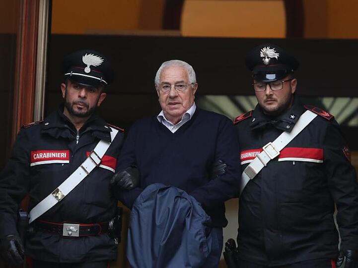 Settimo Mineo (M), angeblicher Anführer der Cosa Nostra auf Sizilien, wird von Zwei Polizisten abgeführt.