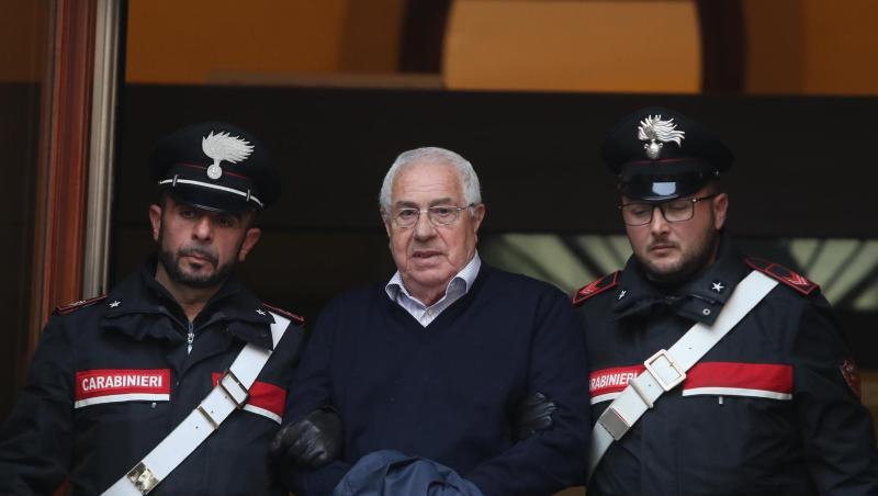 Settimo Mineo (M), angeblicher Anführer der Cosa Nostra auf Sizilien, wird von Zwei Polizisten abgeführt. Settimo Mineo (M), angeblicher Anführer der Cosa Nostra auf Sizilien, wird von Zwei Polizisten abgeführt.