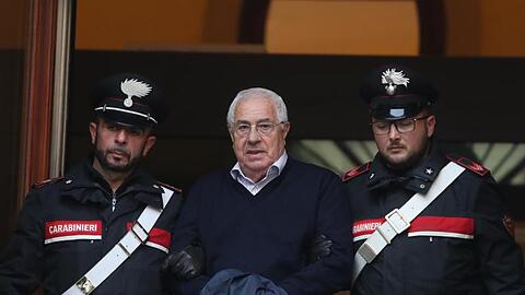 Settimo Mineo (M), angeblicher Anführer der Cosa Nostra auf Sizilien, wird von Zwei Polizisten abgeführt.