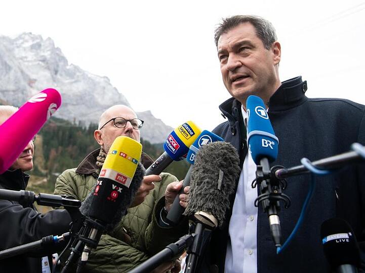 Markus Söder (CSU) beantwortet vor der Jahreskonferenz der Ministerpräsidenten Fragen. Foto: Sven Hoppe/dpa