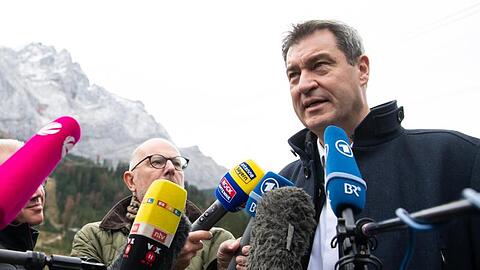 Markus Söder (CSU) beantwortet vor der Jahreskonferenz der Ministerpräsidenten Fragen. Foto: Sven Hoppe/dpa