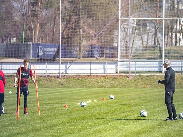 Jens Keller (r), Trainer des 1. FC Nürnberg, mit den Spielern Tim Handwerker (l) und Robin Hack. Foto: Daniel Karmann/dpa