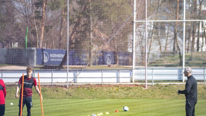 Jens Keller (r), Trainer des 1. FC Nürnberg, mit den Spielern Tim Handwerker (l) und Robin Hack. Foto: Daniel Karmann/dpa Jens Keller (r), Trainer des 1. FC Nürnberg, mit den Spielern Tim Handwerker (l) und Robin Hack. Foto: Daniel Karmann/dpa