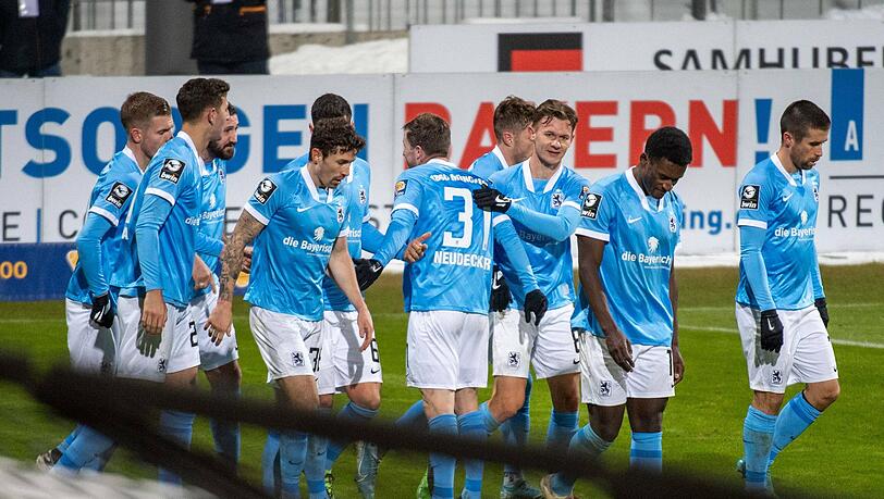 Die Löwen feiern den Sieg im bayerischen Derby gegen Ingolstadt.