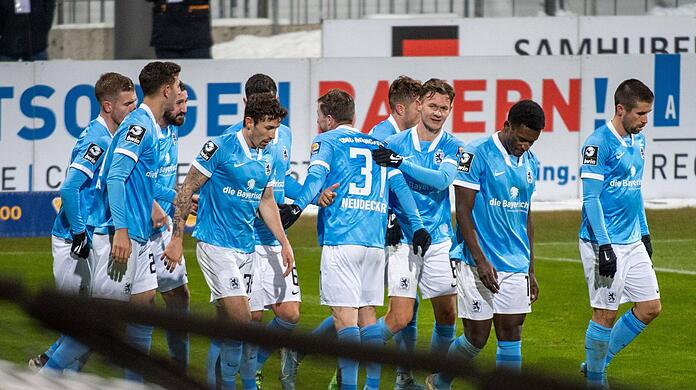 Die Löwen feiern den Sieg im bayerischen Derby gegen Ingolstadt.