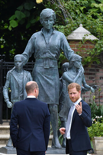 Prinz William und Prinz Harry betrachten die von ihnen in Auftrag gegebene Statue ihrer Mutter Diana
