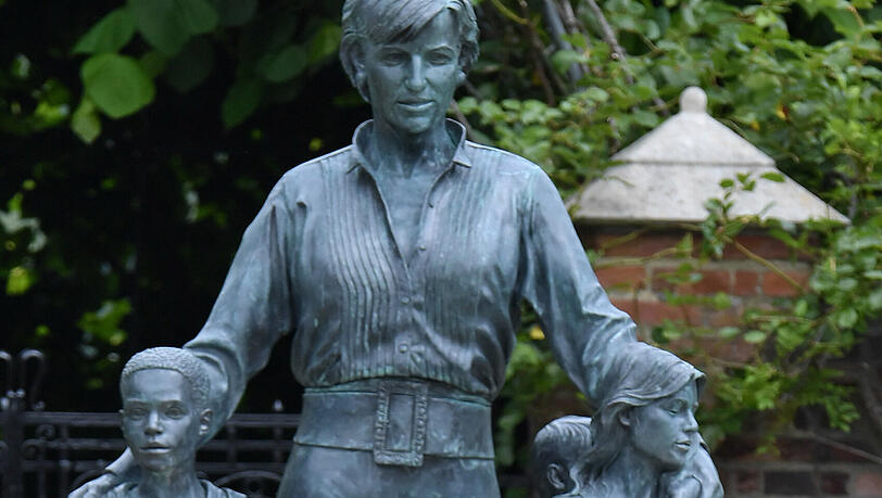 Prinz William und Prinz Harry betrachten die von ihnen in Auftrag gegebene Statue ihrer Mutter Diana Prinz William und Prinz Harry betrachten die von ihnen in Auftrag gegebene Statue ihrer Mutter Diana
