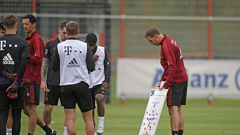 In der Defensive hakt es beim FC Bayern: Alphonso Davies fällt noch länger aus, Joshua Kimmich vermisst im defensiven Mittelfeld Unterstützung. Findet Julian Nagelsmann (r.) eine taktische Lösung?