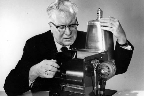 Chester Carlson mit seiner Erfindung.