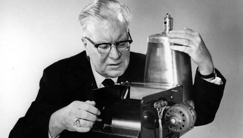 Chester Carlson mit seiner Erfindung. Chester Carlson mit seiner Erfindung.