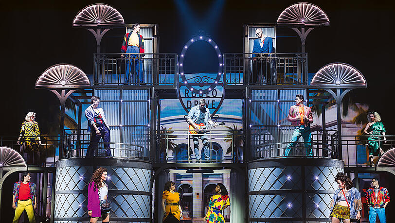 Innovative Bühnenbilder, aufwendige Choreografien und die Kraft der Songs von Bryan Adams werden dem Filmklassiker eine frische, zeitgenössische Perspektive verleihen.