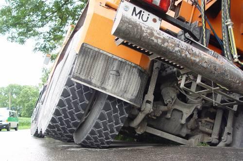Betonmischer in Not: Nur eine Leitplanke verhinderte, dass der Lkw in den Inn stürzte.