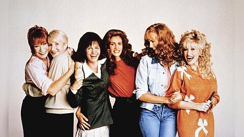 Shirley MacLaine, Olympia Dukakis, Sally Field, Julia Roberts, Daryl Hannah und Dolly Parton (v.l.n.r.) standen f&uuml;r "Magnolien aus Stahl - Die St&auml;rke der Frauen" vor der Kamera.