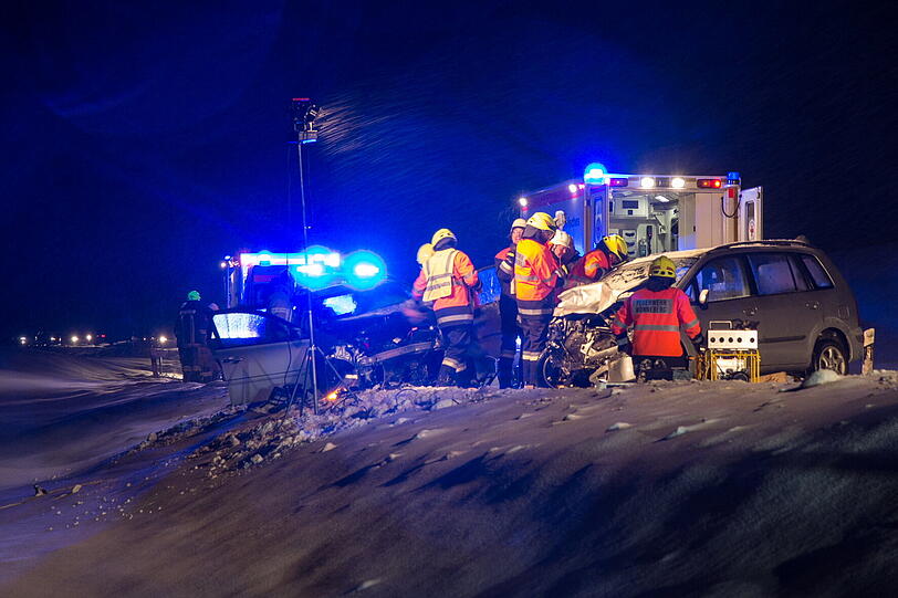 Um 19.30 ereignete sich bei Weibhausen ein schwerer Frontalcrash. Dabei wurde eine Person mit einem Polytrauma in das Krankenhaus Traunstein gebracht. Die Staatsstrasse 2105 war für die Zeit der Rettung komplett gesperrt.