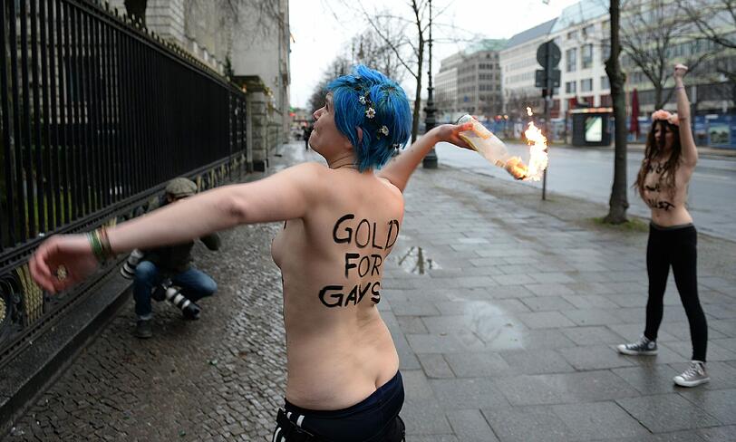 Protest vor der russischen Botschaft in Berlin: Femen-Aktivistinnen demonstrieren zum Auftakt in Sotschi gegen die "Gulag-Spiele".