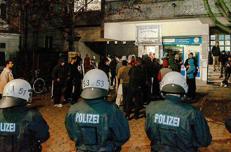 Polizisten haben sich vor der Moschee in Stellung gebracht.