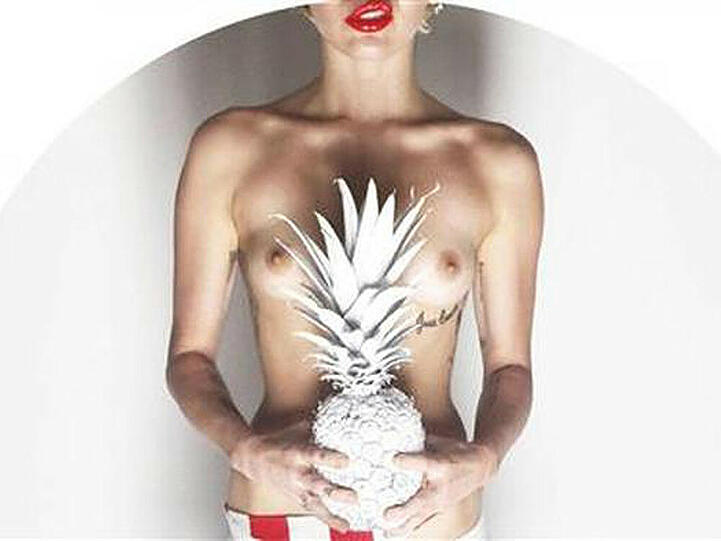 Täglich grüßt die nackte Miley. Diesmal ließ sie sich für das Modemagzin "V" fotografieren