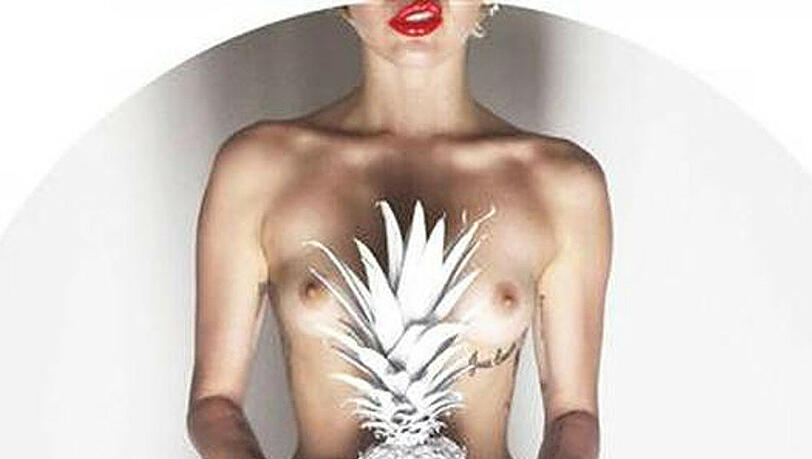 Täglich grüßt die nackte Miley. Diesmal ließ sie sich für das Modemagzin "V" fotografieren Täglich grüßt die nackte Miley. Diesmal ließ sie sich für das Modemagzin "V" fotografieren