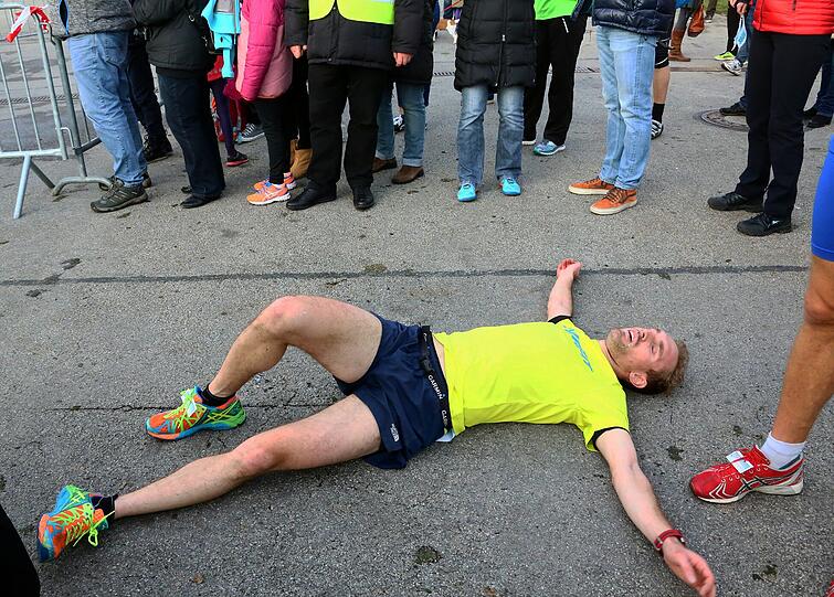 Am Samstag liefen mehr als 1.700 Münchner durch den Olympiapark. Die Bilder vom Nikolauslauf.