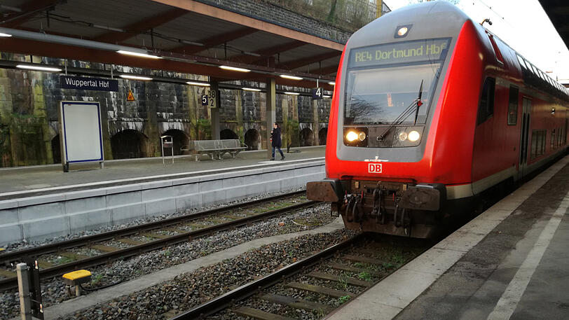Am Wuppertaler Hauptbahnhof hat sich ein Mann ein fremdes Kind geschnappt und ist mit ihm vor einen einfahrenden Zug gesprungen. Das fünfjährige Kind wurde dabei leicht verletzt.