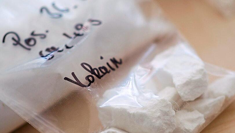 Mehr als drei Kilogramm Kokain führte Diyan D. bei sich, als am Münchner Flughafen die Handschellen klickten. Denis B. hatte mit dem Dealer während seiner Reise von Brasilien nach Deutschland Kontakt gehalten. Mehr als drei Kilogramm Kokain führte Diyan D. bei sich, als am Münchner Flughafen die Handschellen klickten. Denis B. hatte mit dem Dealer während seiner Reise von Brasilien nach Deutschland Kontakt gehalten.
