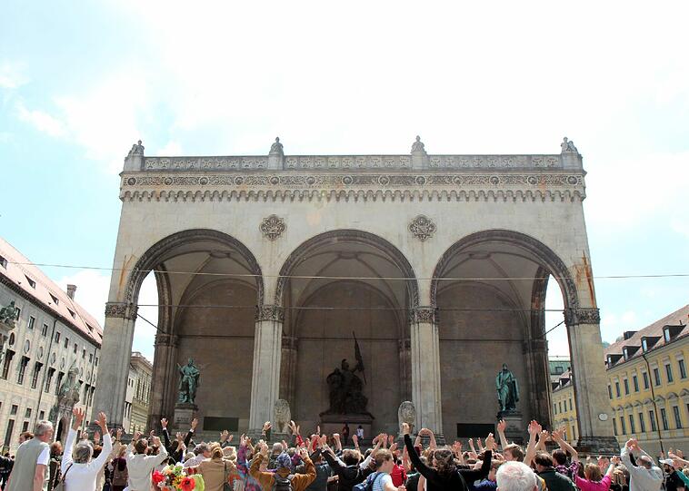 Viele Musiker rocken heute bis 22 Uhr die Bühne am Odeonsplatz.