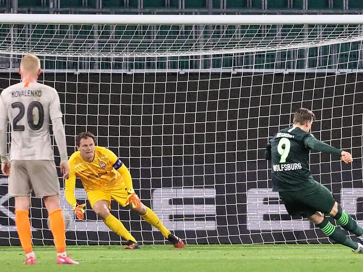 Wolfsburg-Torjäger Wout Weghorst sorgte vom Elfmeterpunkt für den Ausgleich.