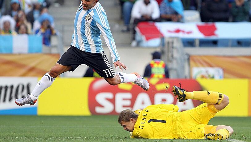 Manuel Neuer ging bei der WM 2010 mit der Nationalmannschaft als Außenseiter ins Turnier, wusste aber unter anderem gegen Argentinien zu überraschen. Manuel Neuer ging bei der WM 2010 mit der Nationalmannschaft als Außenseiter ins Turnier, wusste aber unter anderem gegen Argentinien zu überraschen.