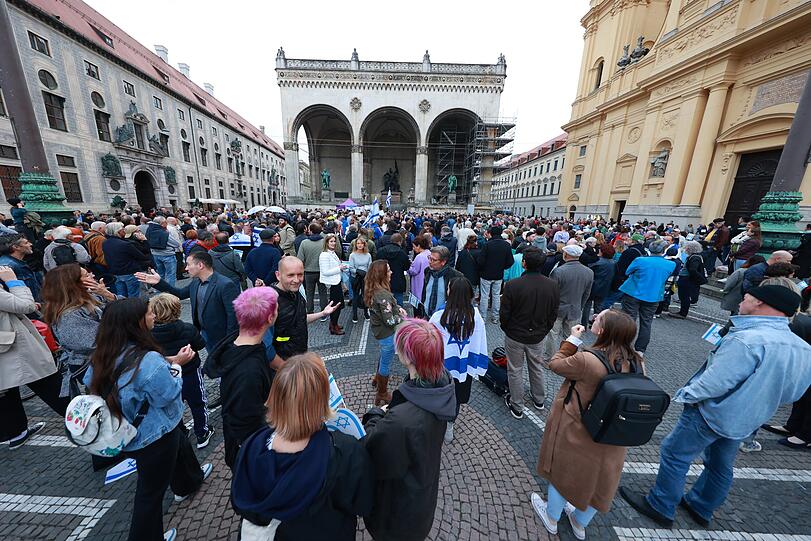 Rund 850 Menschen nahmen an der Solidaritätskundgebung auf dem Odeonsplatz teil.