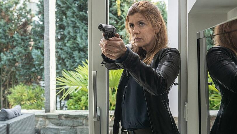 "Der Staatsanwalt: Tödliches Dickicht": Hauptkommissarin Kerstin Klar (Fiona Coors) verschafft sich Zugang zu einer Wohnung.