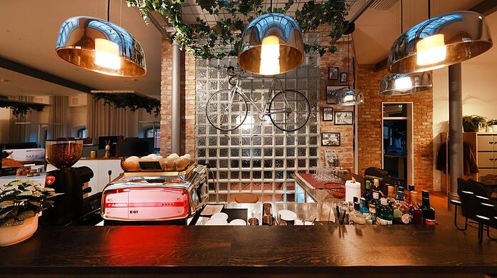 Nein, das ist kein Café, das wir empfehlen wollen. Sondern Teil eines Arbeitsplatzes in Schwabing, nämlich im Design- und Architektursalon "DAS" von Sophie und Friedrich Zellner. Würden Sie häufiger auf Homeoffice verzichten, wenn es an Ihrem Arbeitsplatz so aussähe?