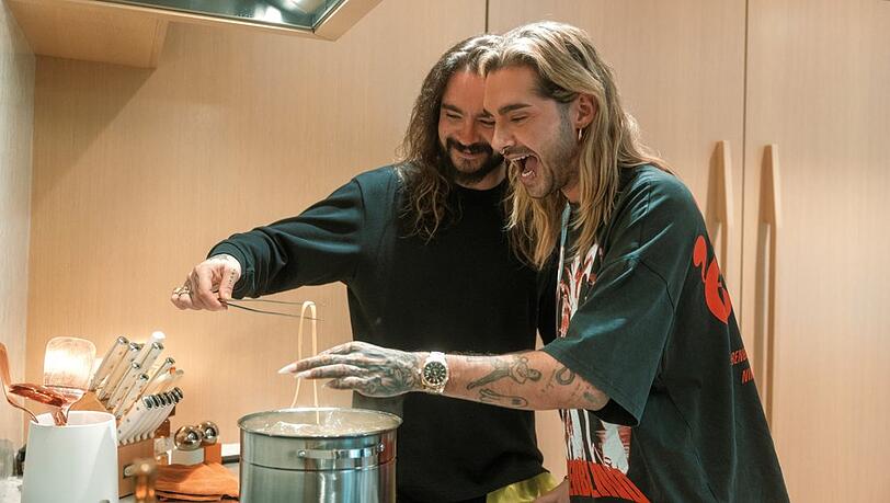 Auch in der Fortsetzung ihrer Realityserie "Kaulitz & Kaulitz" zeigen sich Tom und Bill Kaulitz wieder sehr nahbar, etwa beim gemeinsamen Spaghettikochen.
