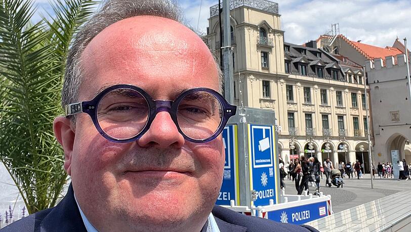 Kamera-Fan: CSU-OB-Kandidat Clemens Baumgärtner attackiert die Grünen wegen der Kritik an der Überwachungstechnik am Stachus.