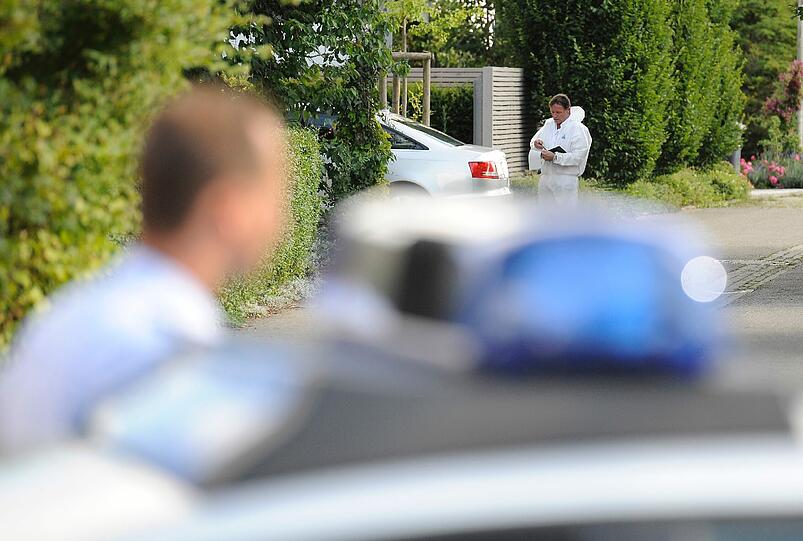 Das Haus des Sparkassendirektors Thomas Bögerl in Heidenheim-Schnaitheim ist am Montag mit heruntergelassenen Rollläden durch einen Blättervorhang zu sehen. In dem Haus wurde am Mittag die Leiche des Bankiers gefunden.