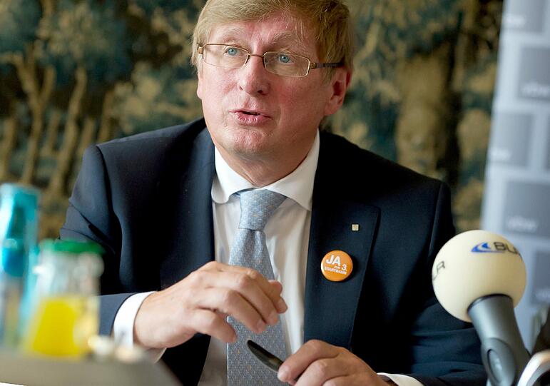 Im Sinkflug: Michael Kerkloh. Der Flughafen-Chef ist auch zur Zielscheibe eines wachsenden, bundesweiten Widerstand gegen Flughäfen geworden. Mit der Parole, München werde zur Provinz, hat er gezeigt, dass er das Wesen der meisten Münchner nicht verstanden hat: Die mögen offenbar ihr Millionendorf.