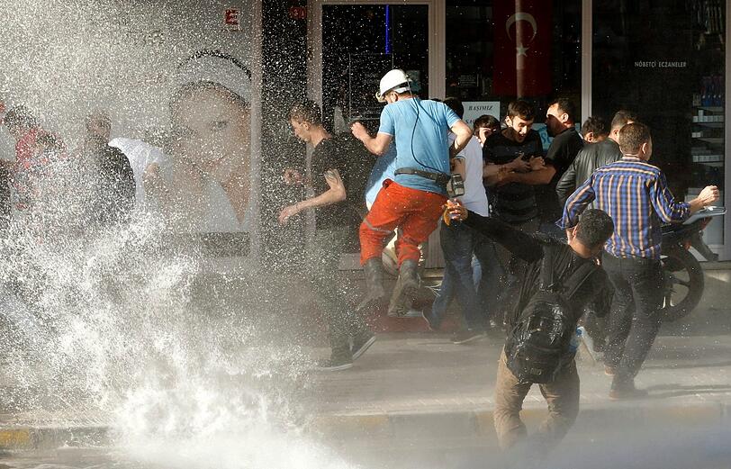 Tränengas, Wasserwerfer und Gummigeschosse - Sehen Sie hier weitere Bilder aus der Türkei.