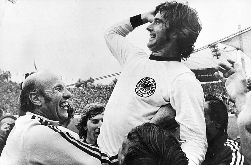 7. Juli 1974: "Der Bomber der Nation", Gerd Müller, lässt sich als Schütze des 2:1-Siegtreffers im WM-Finale von Bundestrainer Helmut Schön feiern.