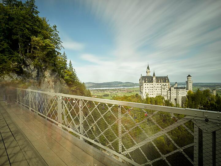 Schloss Neuschwanstein besichtigen im Jahr 1,5 Millionen Menschen. Beliebter Fotopunkt: die Marienbrücke.
