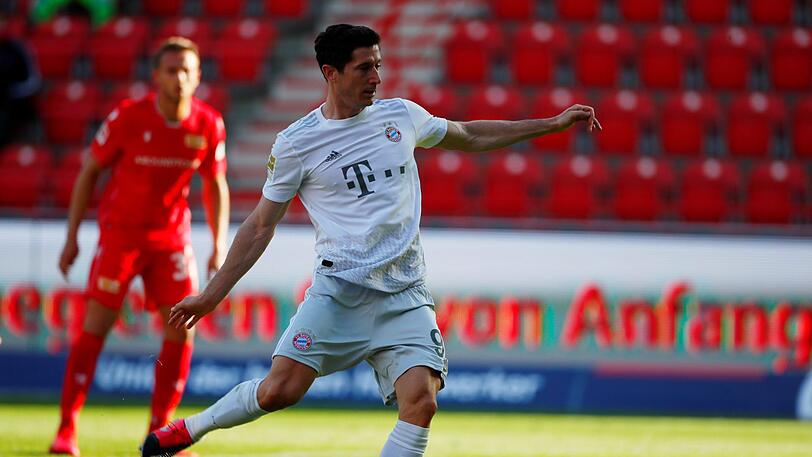 Robert Lewandowski trifft vom Punkt zur zwischenzeitlichen 1:0-Führung gegen Union Berlin.