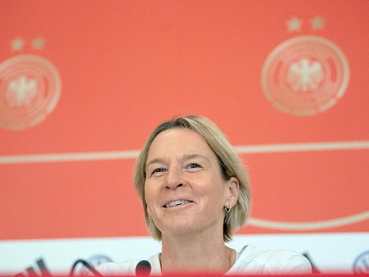 Bundestrainerin Martina Voss-Tecklenburg geht optimistisch in das WM-Viertelfinale gegen Schweden.