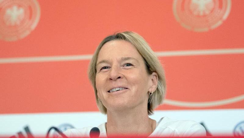 Bundestrainerin Martina Voss-Tecklenburg geht optimistisch in das WM-Viertelfinale gegen Schweden.