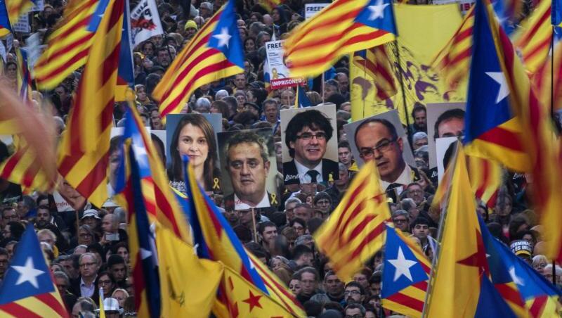 Demonstranten tragen bei der Massenkundgebung in Barcelona Fahnen und Bilder ehemaliger katalanischer Regierungmitglieder. Demonstranten tragen bei der Massenkundgebung in Barcelona Fahnen und Bilder ehemaliger katalanischer Regierungmitglieder.
