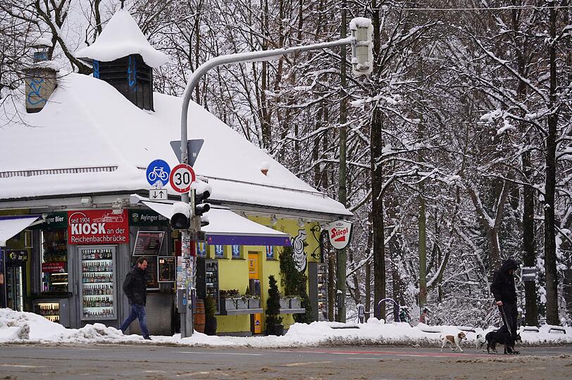 Auch vollgeschneit: Der Kiosk an der Reichenbachbrücke.