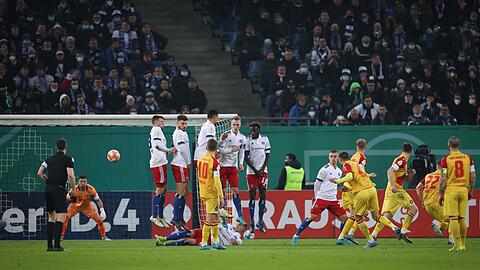 Philip Heise (4.v.r) vom Karlsruher SC trifft mit einem Freistoß zur 1:0-Führung.