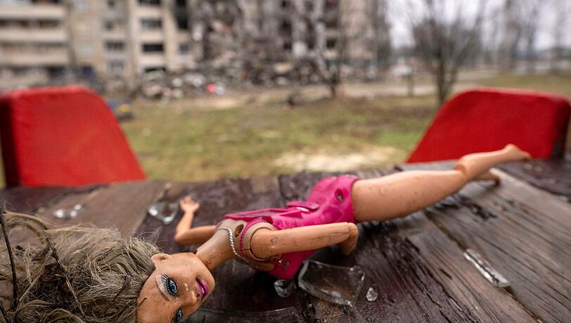 Eine Puppe liegt auf einem Spielplatz in Charkiw.